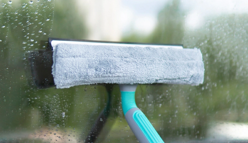 Как быстро мыть грязные окна щёткой для окон